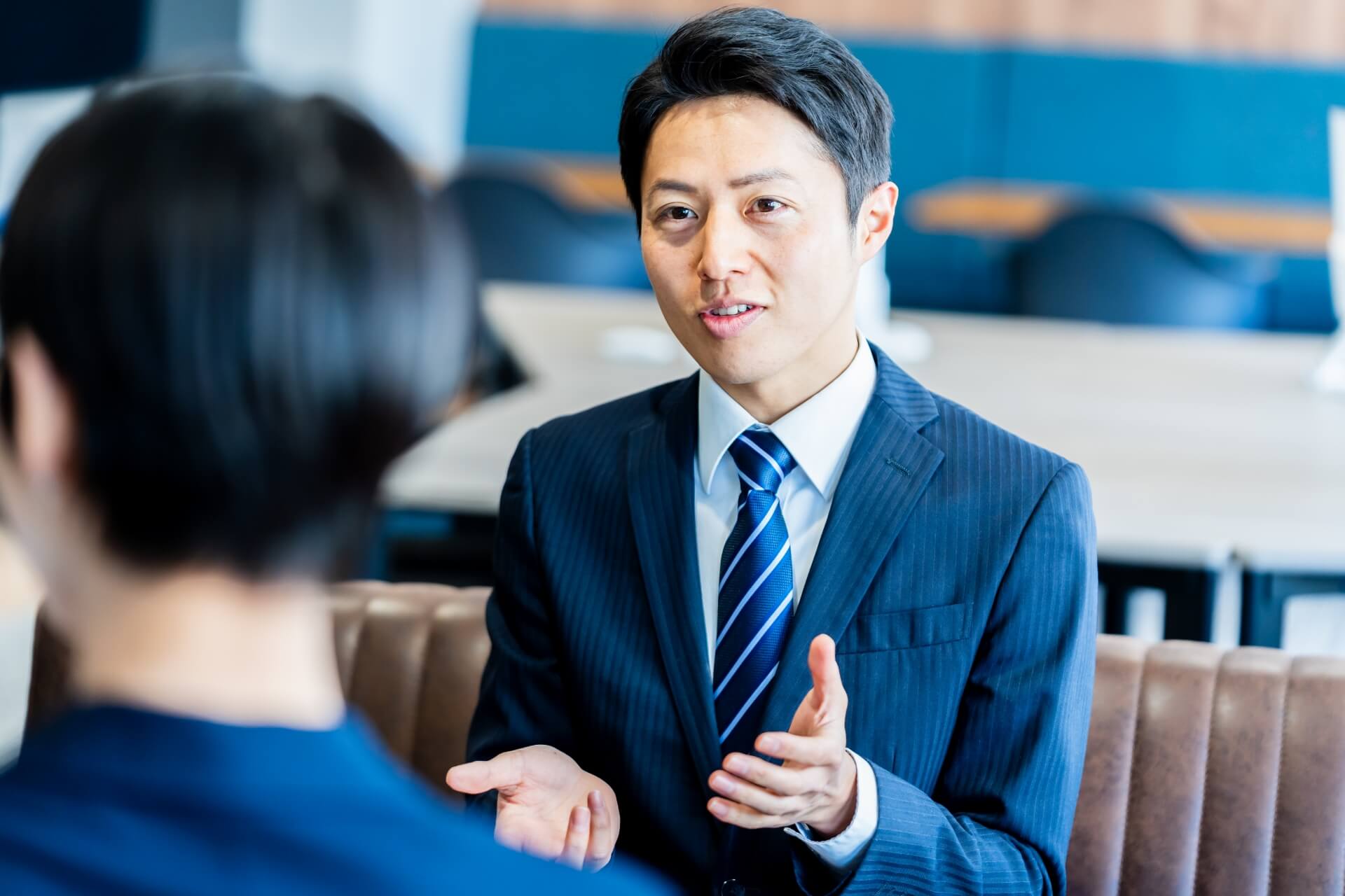ビジネス会議で説明する男性