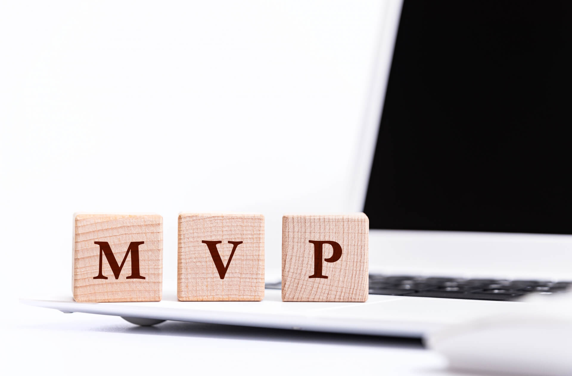 ノートパソコンとMVPの積み木