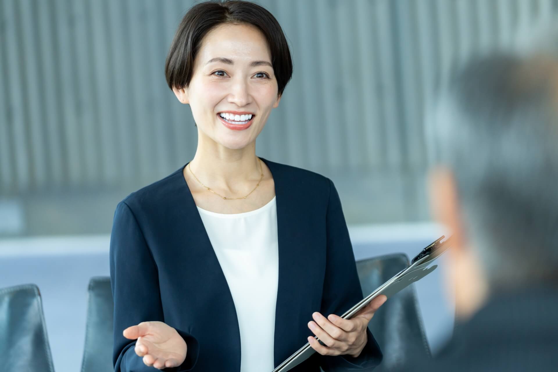 プレゼンテーションをする笑顔の女性